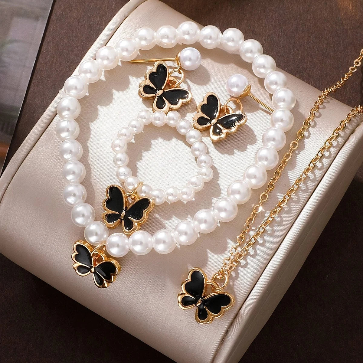 Five-leaf Clover Bracelet Earrings Necklace Three-piece set for woman Stylish Accessories Party Jewelry